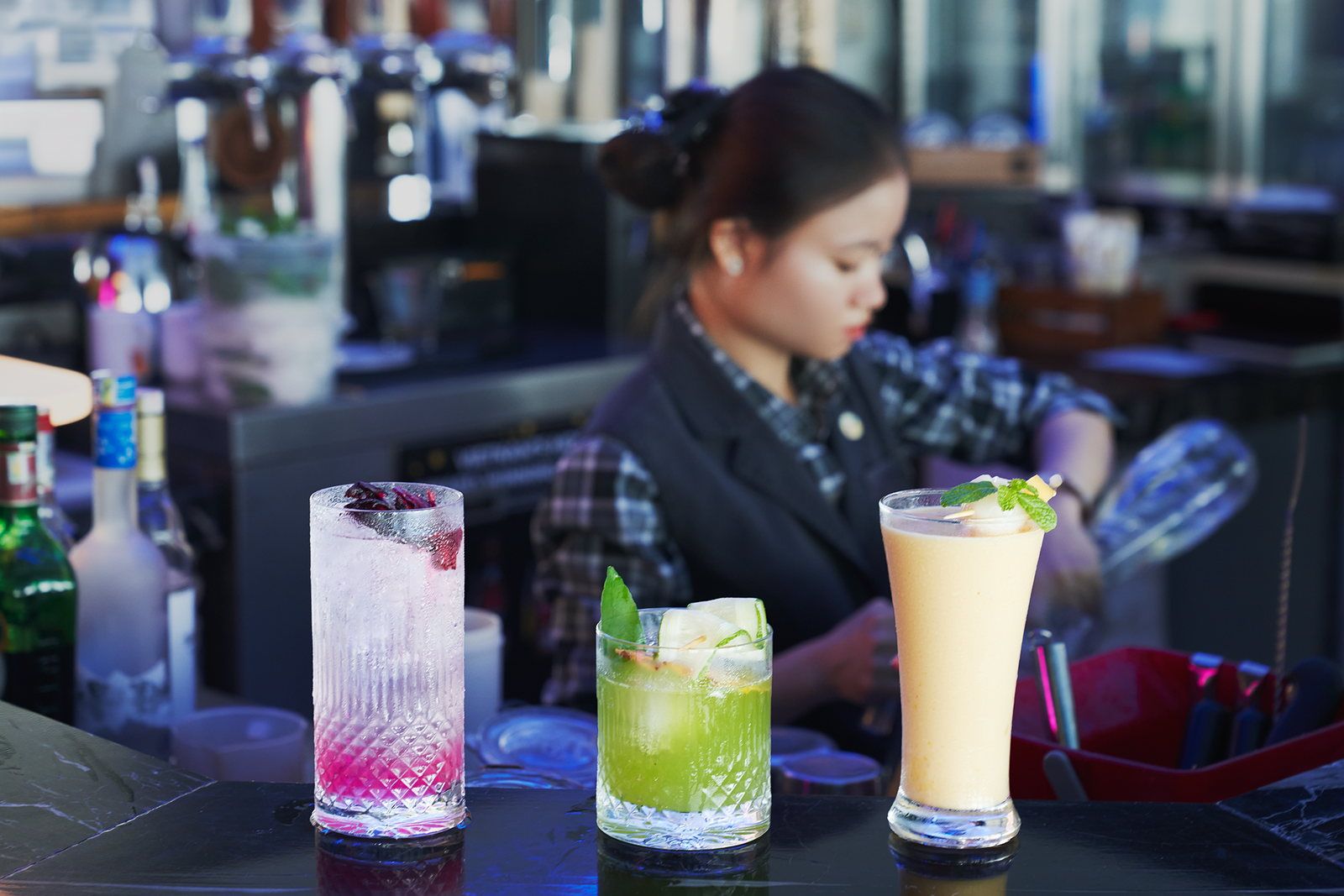 Nhân viên sắp xếp ba ly đồ uống tại quầy bar Four Points Danang
