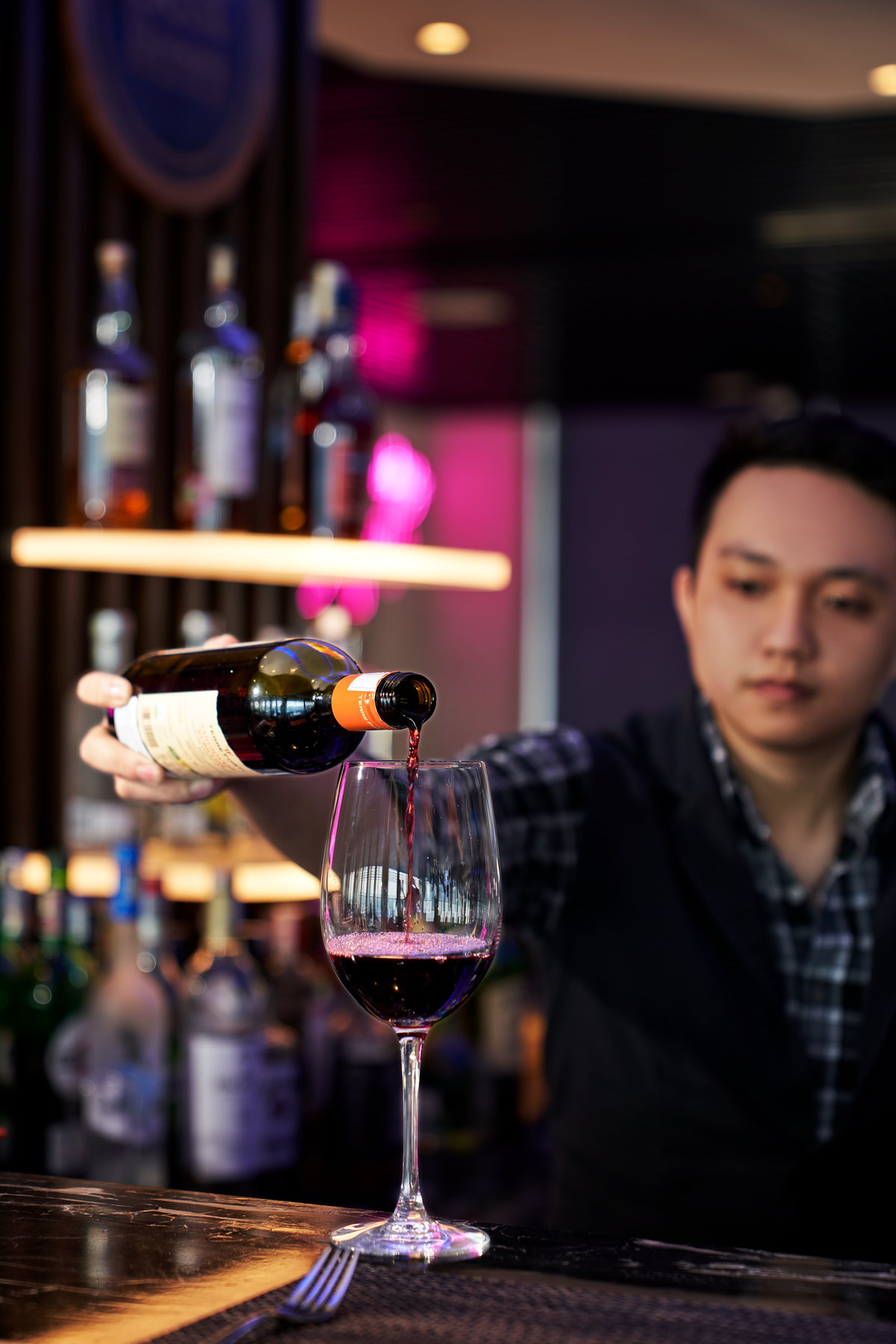 Nhân viên pha chế chuẩn bị đồ uống tại quầy Best Brews