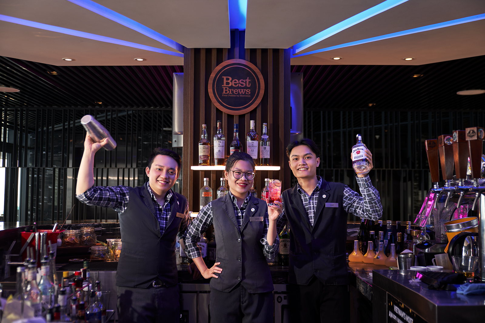 Ba nhân viên đứng sau quầy Best Brews tại Four Points by Sheraton Danang