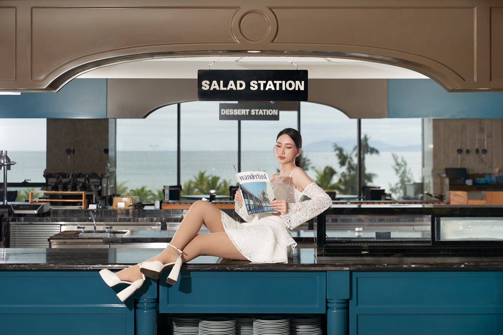 Một vị khách trong không gian Eatery màu xanh tại Four Points Danang