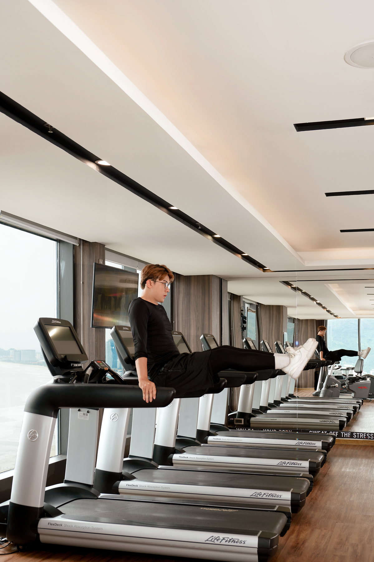 Một vị khách tập luyện trên máy chạy bộ trong phòng gym Four Points Danang