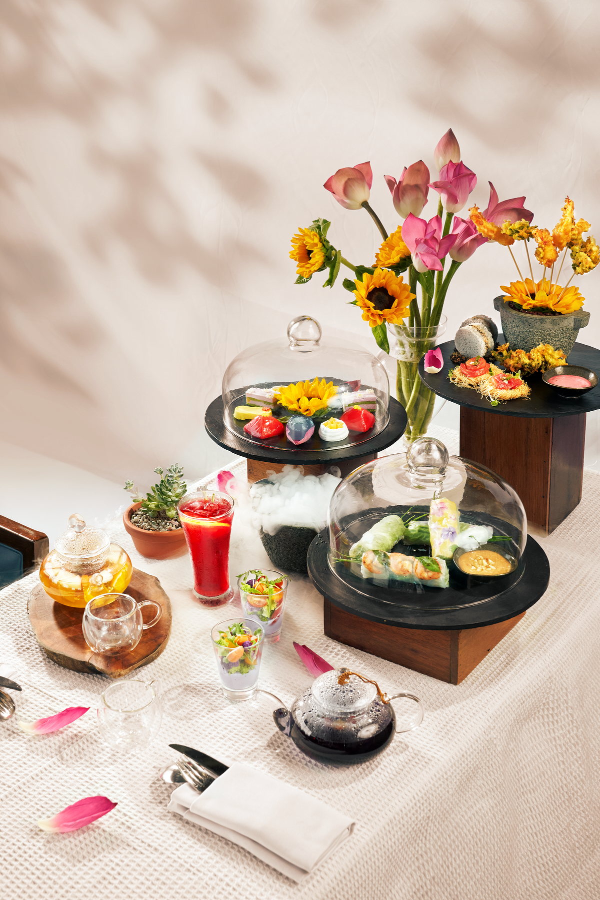 Bộ Floral High Tea được tạo hình trên nền sáng với nhiều tầng món và hoa tươi