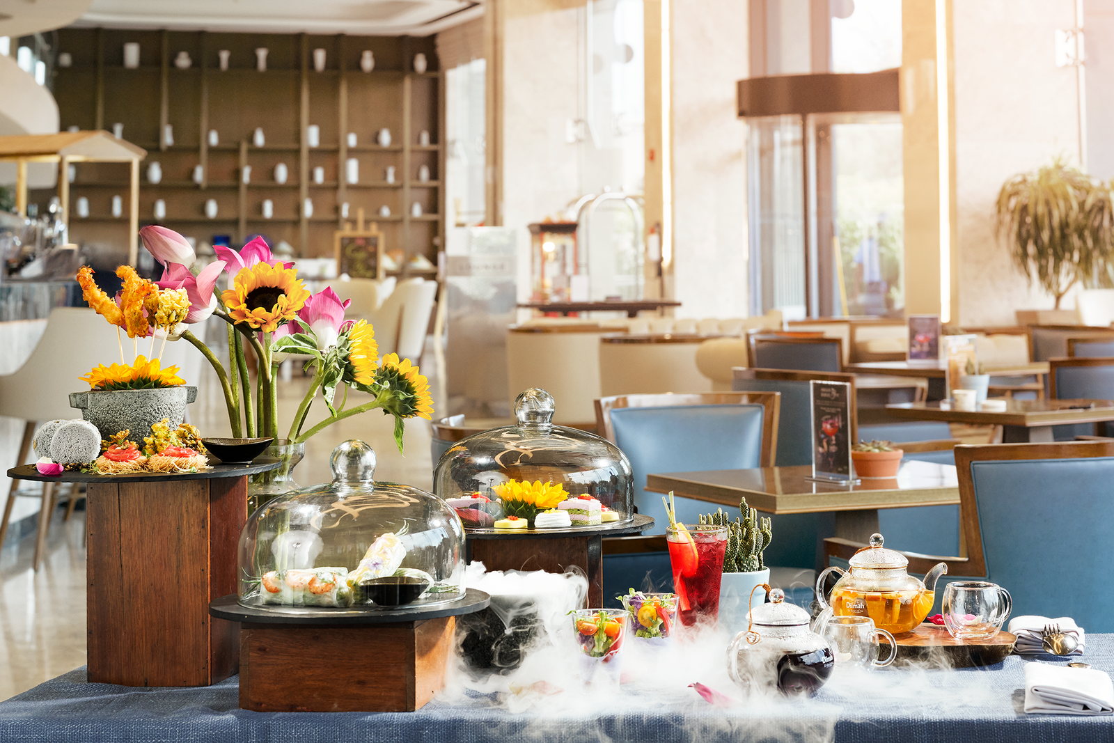 Bộ Floral High Tea với hoa sen, hoa hướng dương, trà và các món ngọt mặn tại Four Points Danang