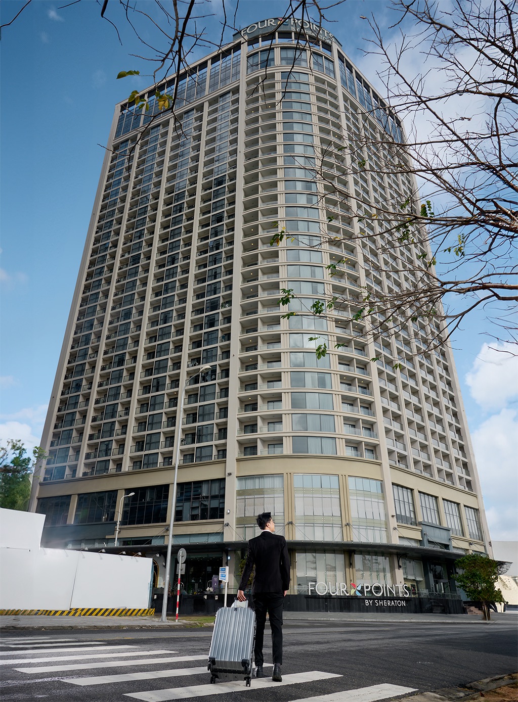 Kiến trúc bên ngoài Four Points by Sheraton Danang nhìn từ đường phố