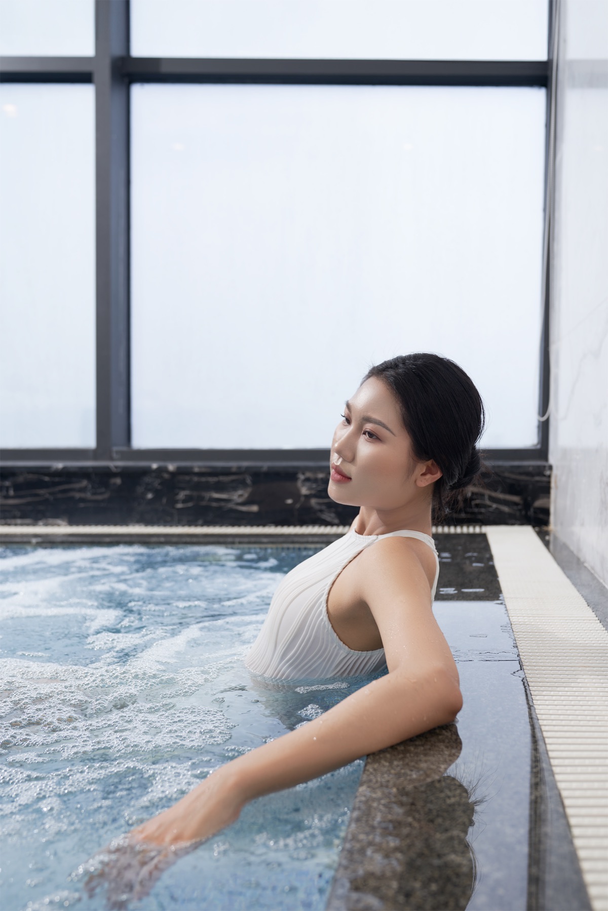Một vị khách thư giãn trong khu jacuzzi hướng biển tại Four Points Danang