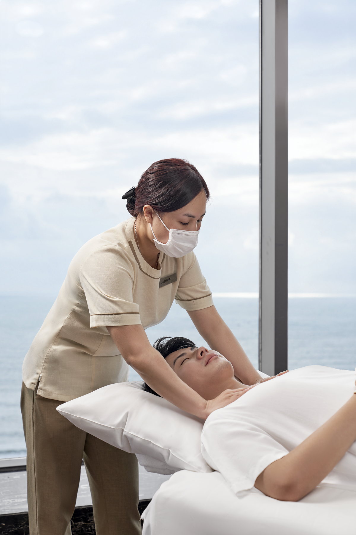 Trị liệu viên massage vai cho một vị khách tại Serenity Spa