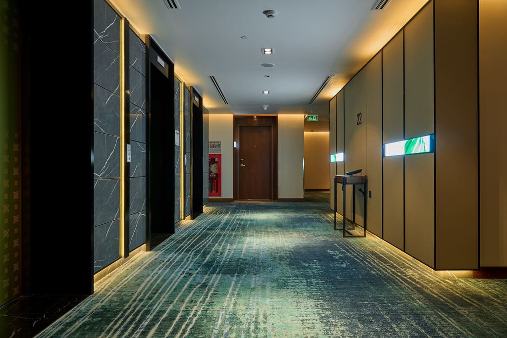Hành lang tầng phòng với ánh sáng ấm tại Hilton Garden Inn Đà Nẵng