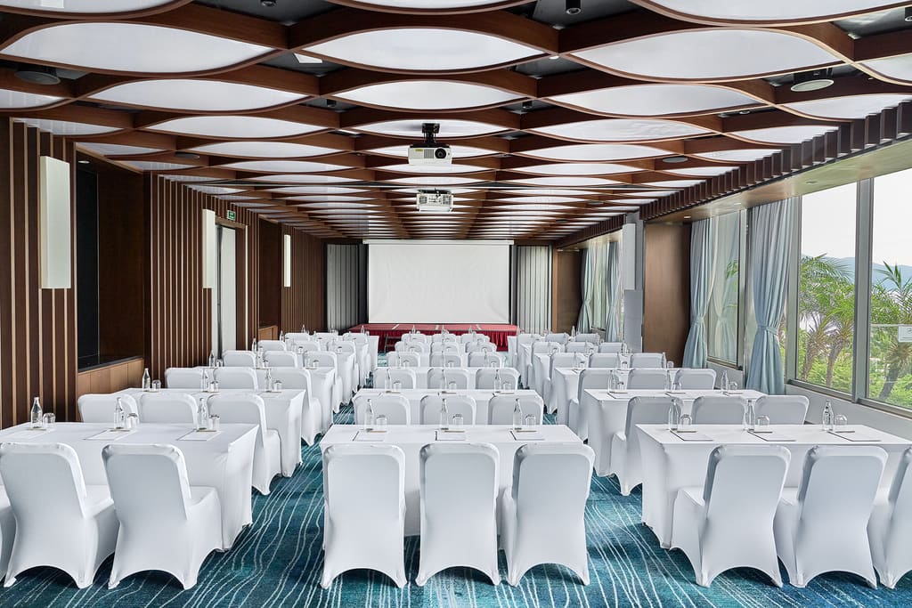 Phòng hội nghị Hilton Garden Inn Đà Nẵng bố trí bàn ghế lớp học và màn chiếu