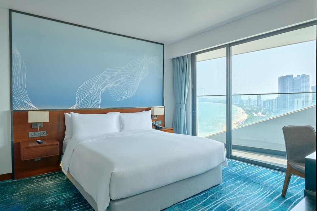 Phòng nghỉ Hilton Garden Inn Đà Nẵng với cửa kính lớn nhìn ra biển