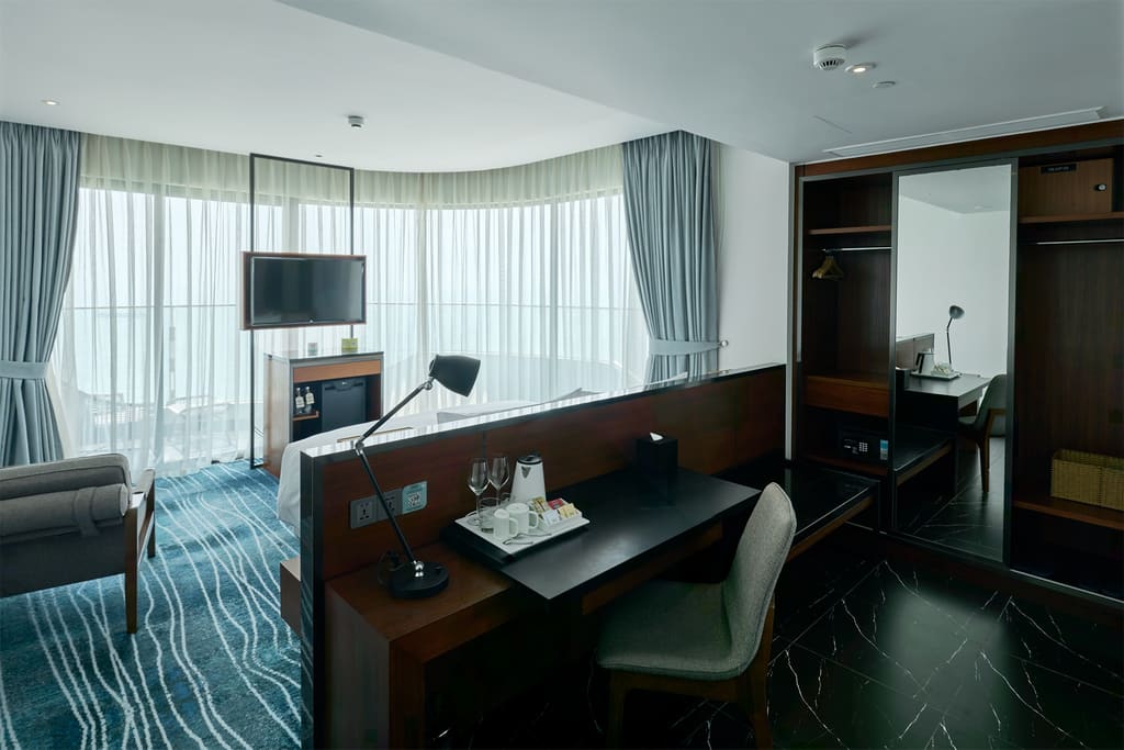 Phòng suite Hilton Garden Inn Đà Nẵng có khu làm việc và tiếp khách