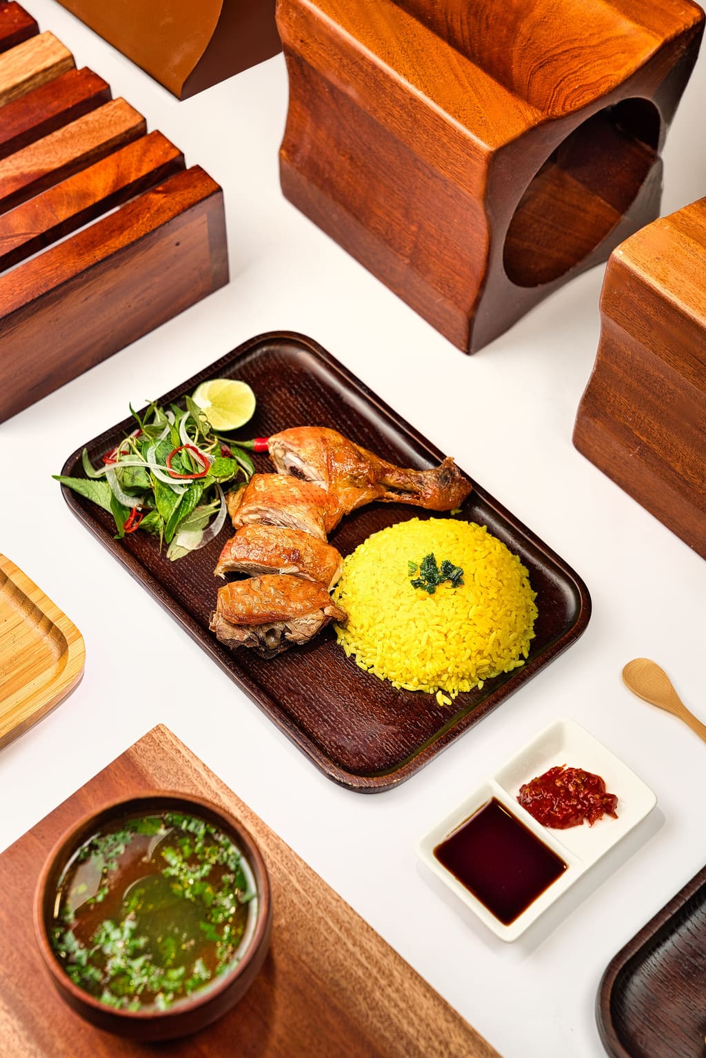 Phần cơm gà cùng canh và nước chấm