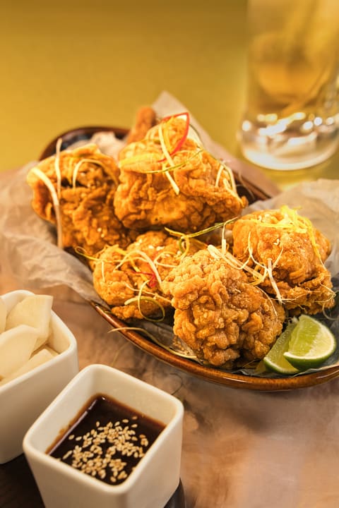 Món gà chiên giòn trình bày cùng nước chấm