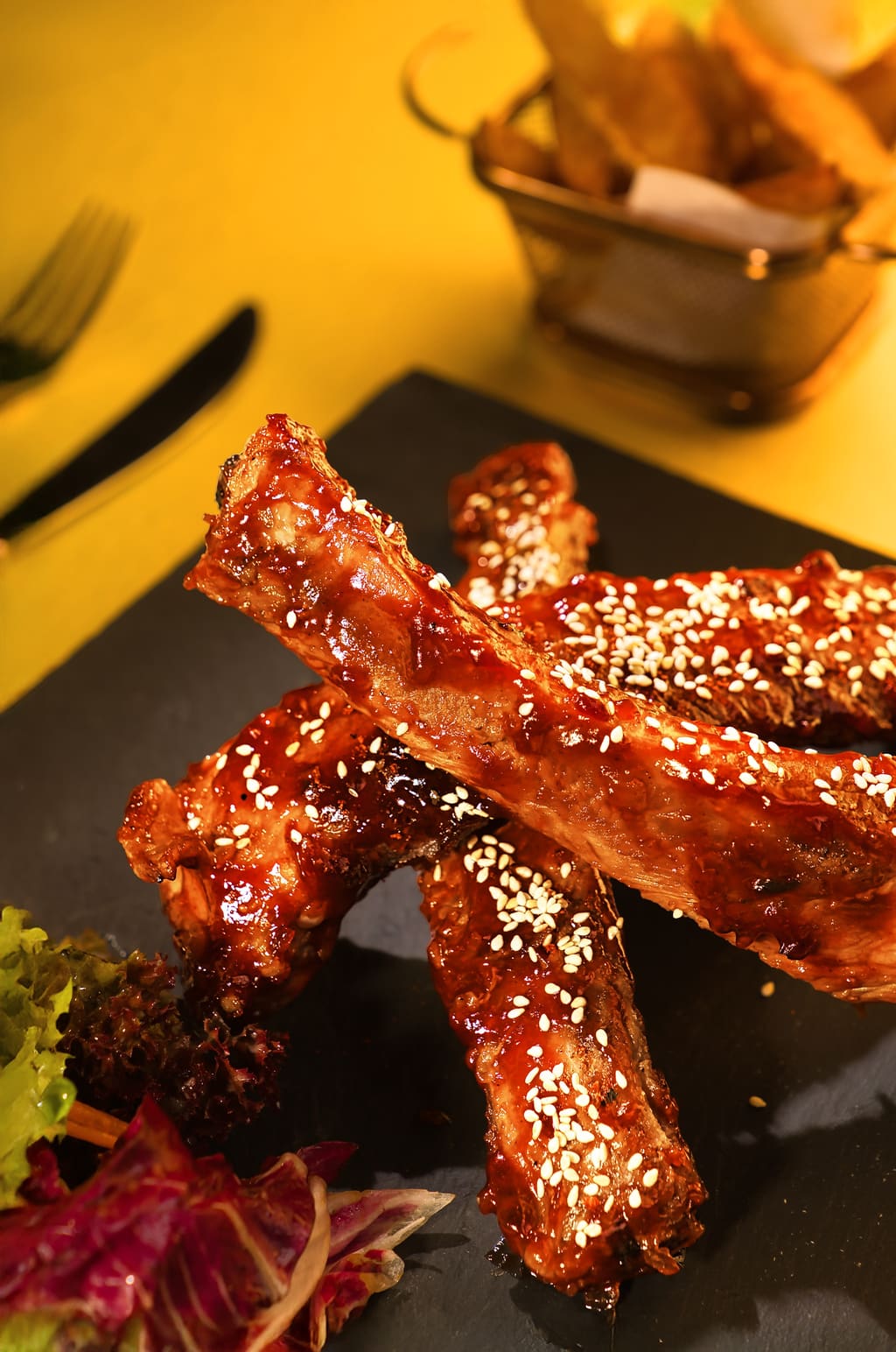 Món sườn sốt bóng trong ánh sáng ấm