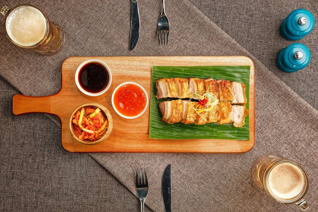 Món heo quay và các phần ăn kèm nhìn từ trên cao