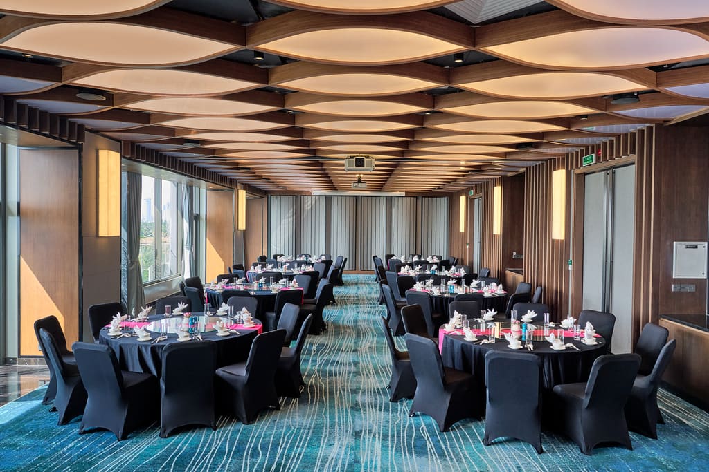 Phòng sự kiện Hilton Garden Inn Đà Nẵng bố trí bàn tiệc tròn