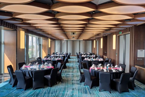 Phòng sự kiện Hilton Garden Inn Đà Nẵng bố trí bàn tiệc