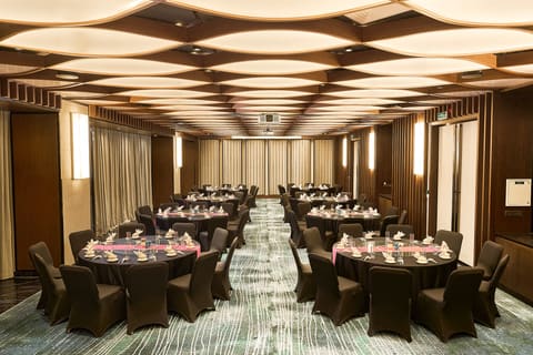 Phòng sự kiện Hilton bố trí bàn tiệc tròn dưới trần gỗ