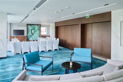 Không gian sự kiện Hilton kết hợp khu tiếp khách và bàn họp chữ U