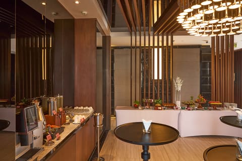 Bàn buffet phục vụ sự kiện trong khách sạn