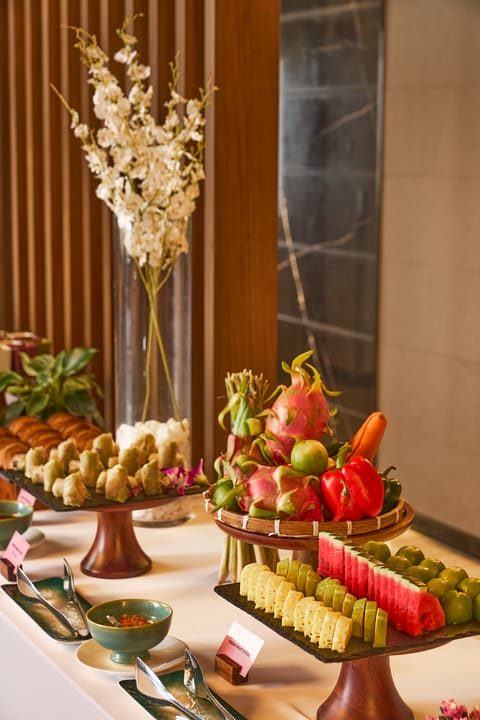 Cận cảnh trái cây tươi trên bàn buffet Hilton