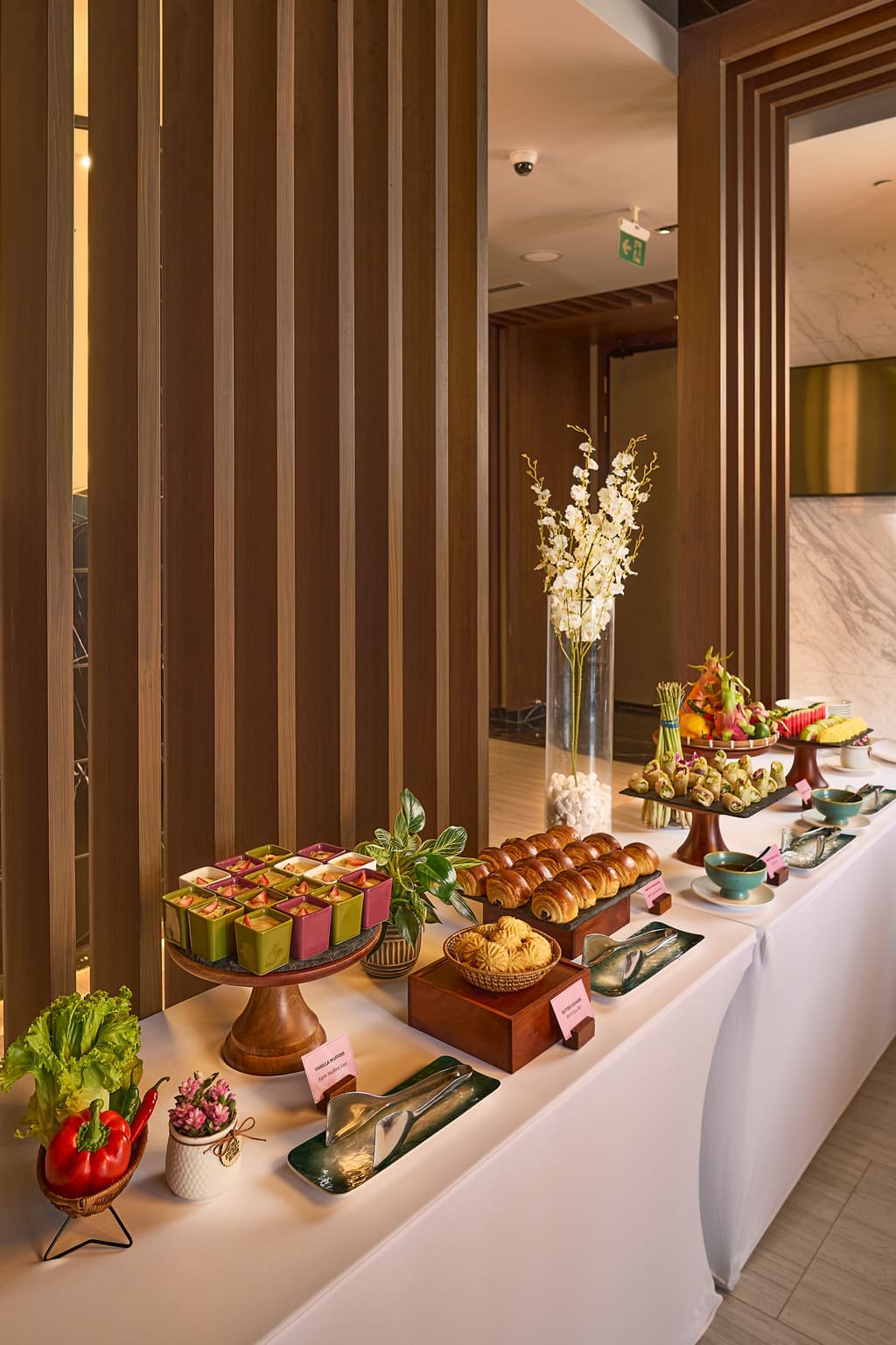 Bàn tiệc giải lao tại khu sự kiện Hilton Garden Inn Đà Nẵng