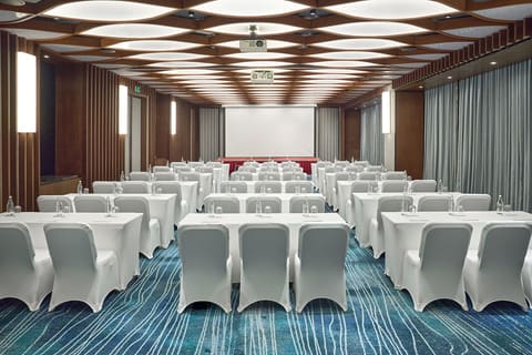 Phòng hội nghị Hilton bố trí kiểu lớp học hướng về màn chiếu