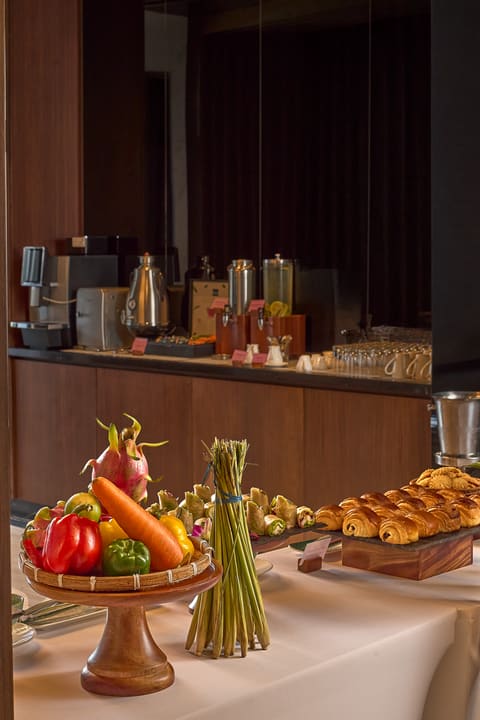 Quầy giải lao Hilton với rau quả, bánh và đồ uống