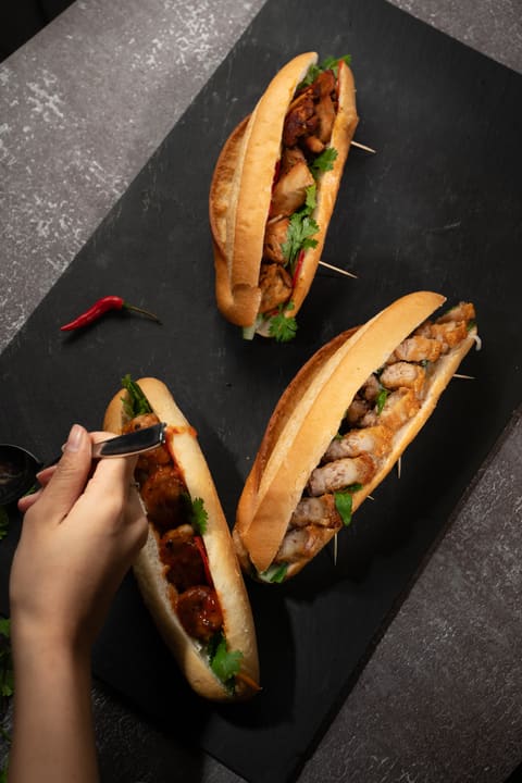 Thao tác chuẩn bị bánh mì trong buổi chụp ẩm thực