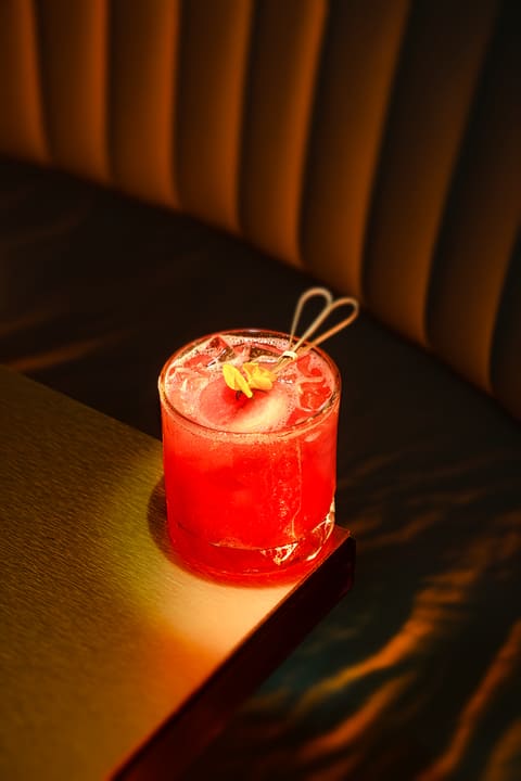 Ly cocktail trang trí trong bố cục tĩnh