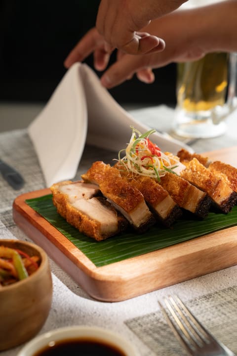 Khoảnh khắc phục vụ món heo quay tại Hilton Garden Inn Đà Nẵng