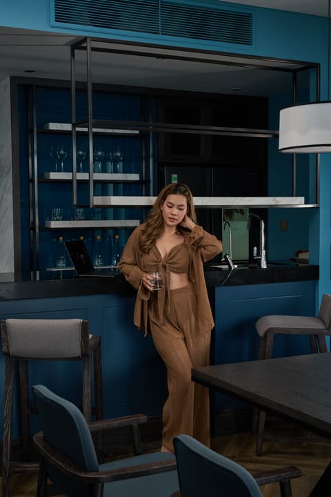 Khách nữ ngồi tại khu lounge của Hilton Garden Inn Đà Nẵng