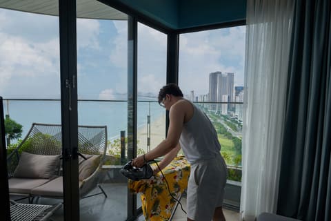 Khách chuẩn bị trang phục trong phòng nghỉ khách sạn
