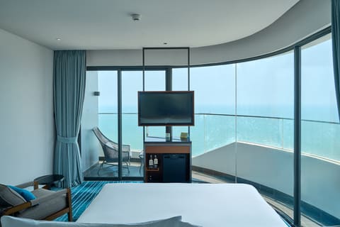 Phòng góc Hilton Garden Inn Đà Nẵng nhìn ra biển qua cửa kính cong