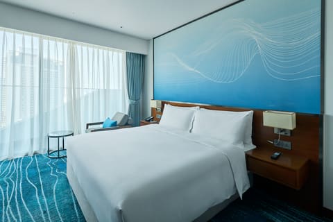 Toàn cảnh phòng giường lớn Hilton Garden Inn Đà Nẵng với bàn làm việc và cửa sổ