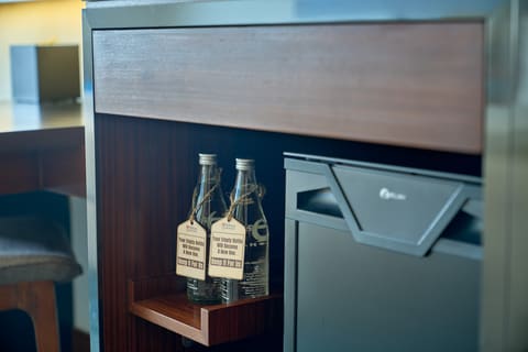 Khu minibar và đồ dùng trong phòng nghỉ khách sạn