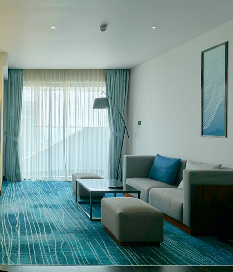 Khu phòng khách trong suite Hilton Garden Inn Đà Nẵng