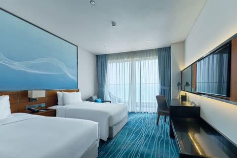 Phòng hai giường Hilton Garden Inn Đà Nẵng với bàn làm việc
