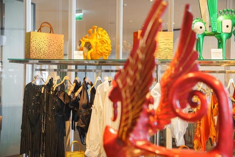 Tác phẩm điêu khắc đỏ trước dãy trang phục XITA tại Hoiana