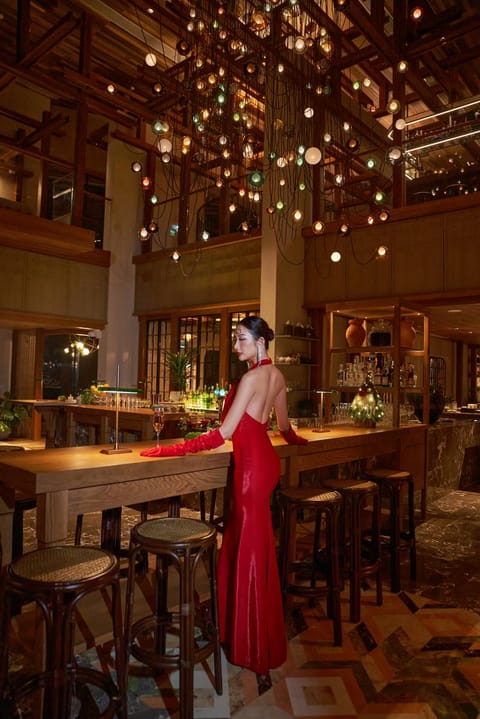 Người mẫu XITA mặc váy đỏ trong không gian Hoiana ánh sáng ấm