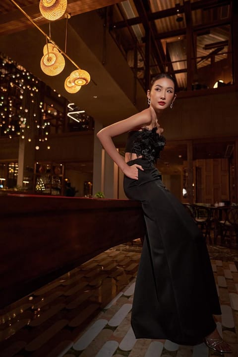 Người mẫu XITA mặc váy đen dài trong không gian Hoiana ánh sáng vàng