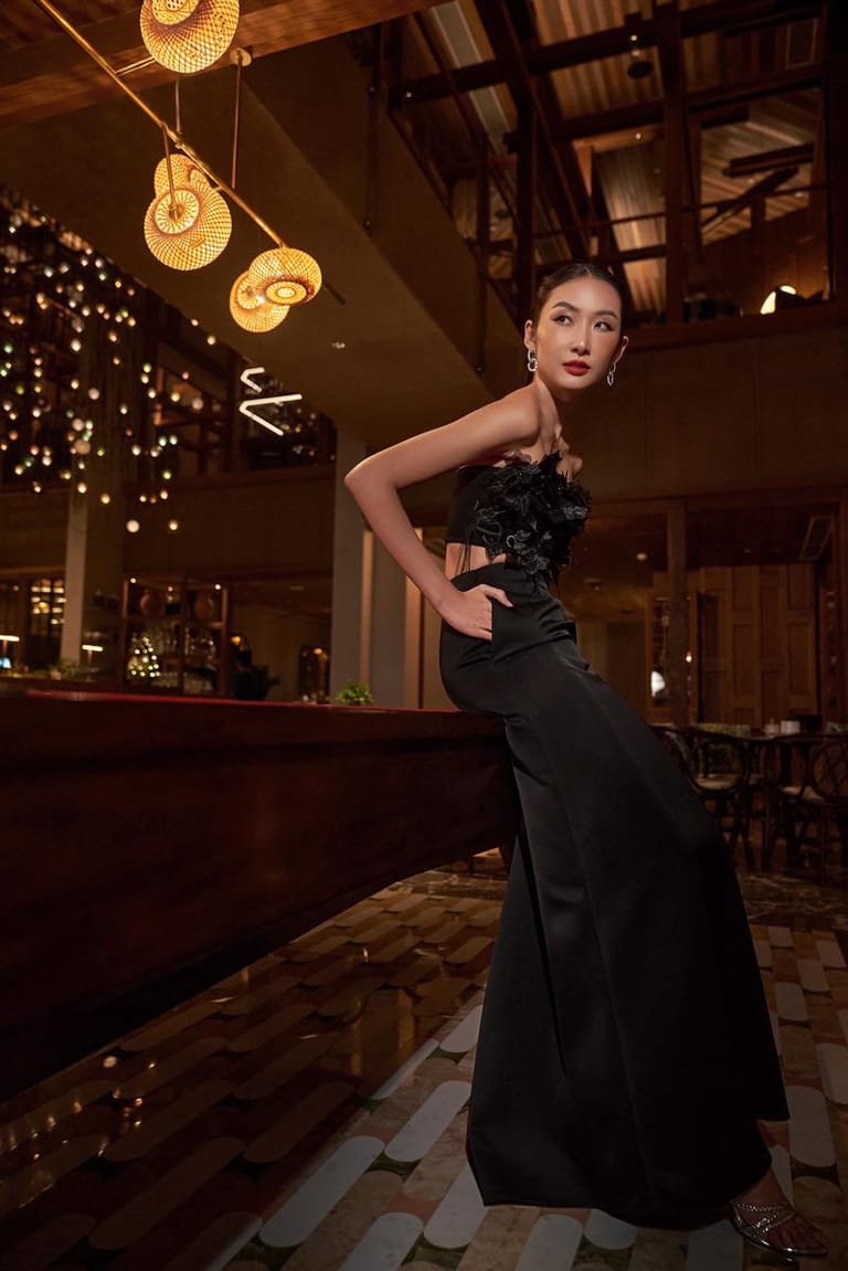 Người mẫu XITA mặc váy đen dài trong không gian Hoiana ánh sáng vàng