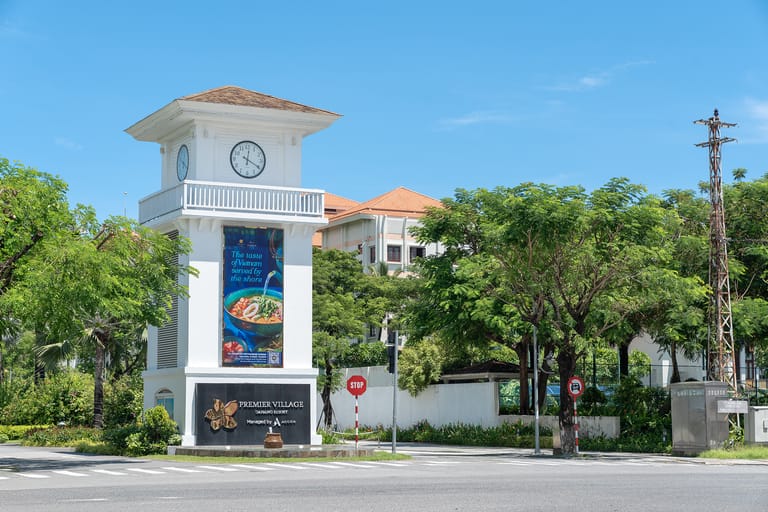 Bảng tại cổng Premier Village Danang Resort hiển thị hình món ăn Cá Chuồn Cồ
