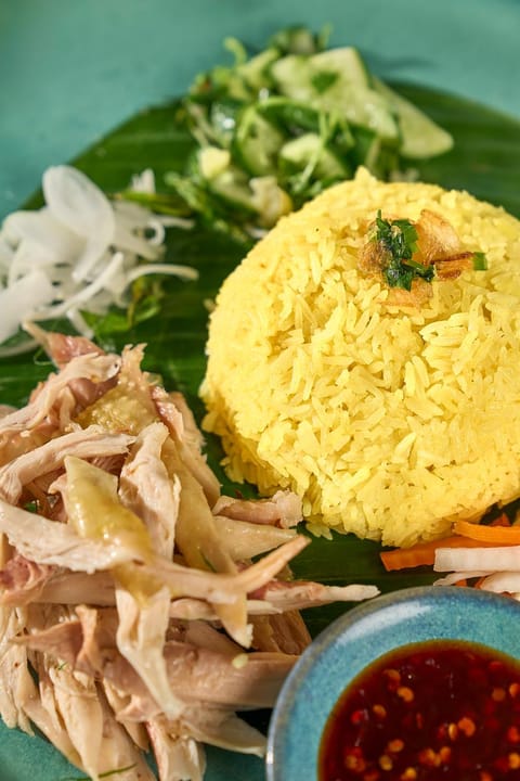 Cận cảnh cơm gà với rau thơm trên nền xanh