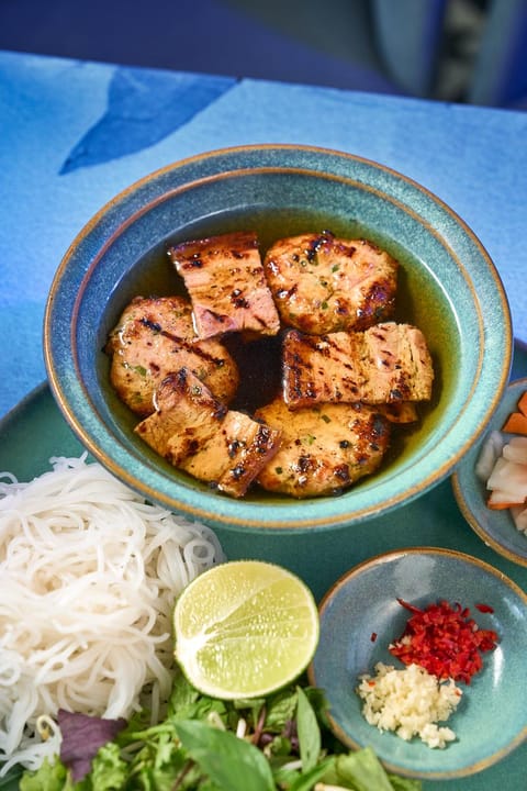 Cận cảnh tô bún thịt nướng với rau thơm