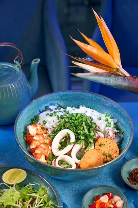 Tô bánh canh hải sản trong bối cảnh xanh ngọc