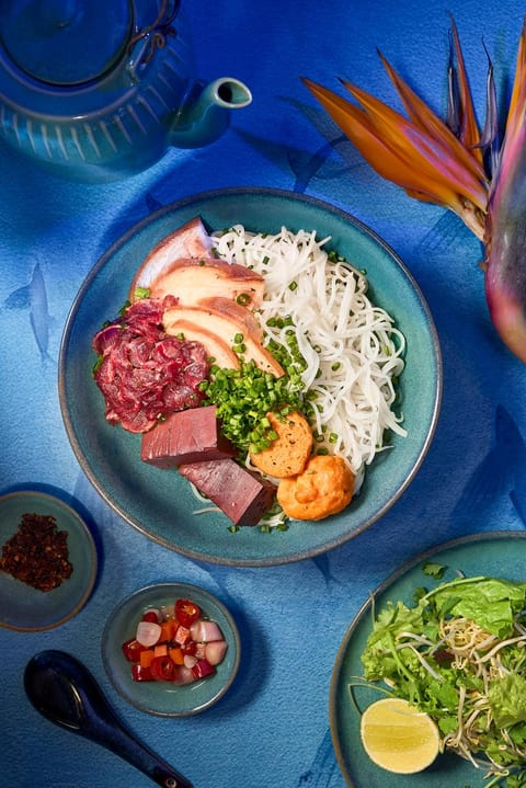 Tô phở bò với rau thơm trên nền xanh đậm