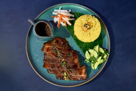 Khung chụp từ trên xuống của đĩa thịt nướng và cơm