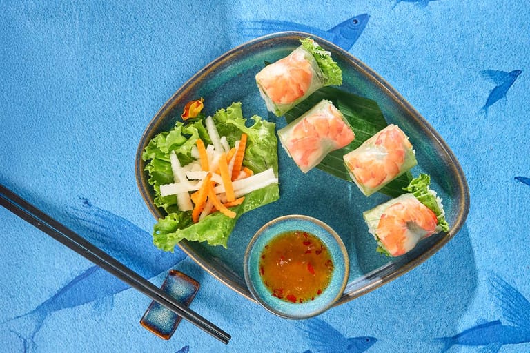 Đĩa nem cuốn tôm thịt trên nền xanh tươi