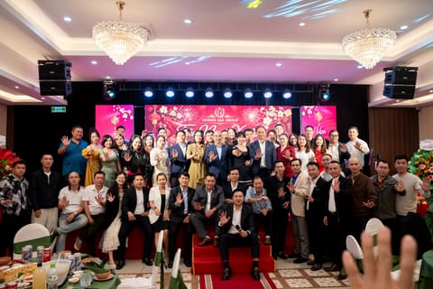 Nhóm khách doanh nghiệp dùng bữa tại Sân Ga