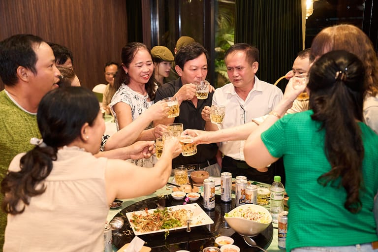 Khách doanh nghiệp nâng ly trong tiệc tại Sân Ga